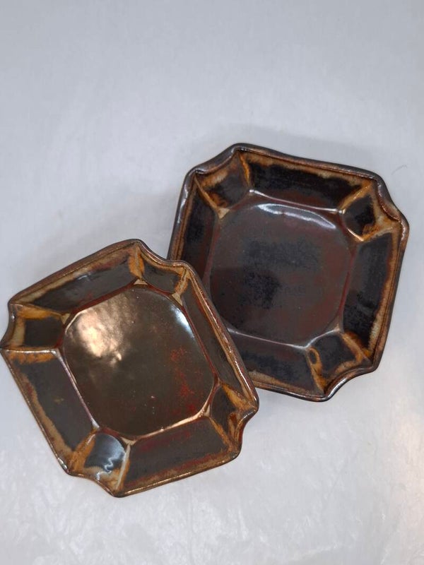 Set van twee bordjes donkere vlammen