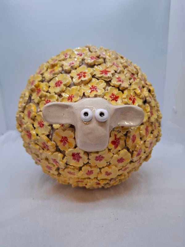 Schaap gele bloemen