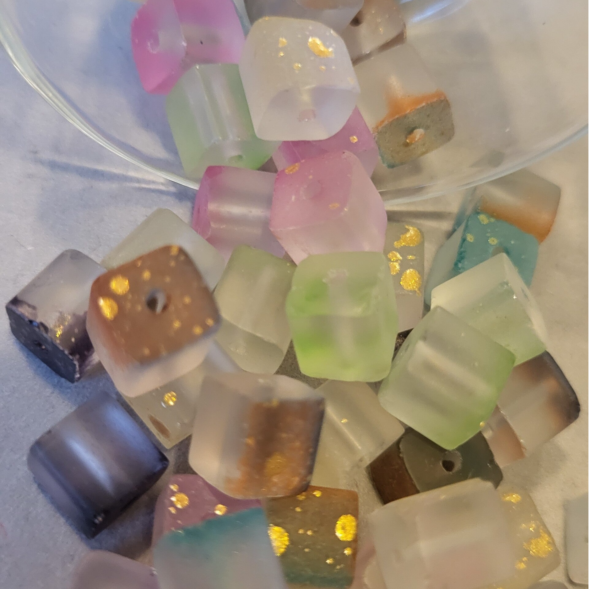 Mattierte Glasperlen mit goldenem Glitzerpulver, Würfel, Mischfarbe, 8 mm