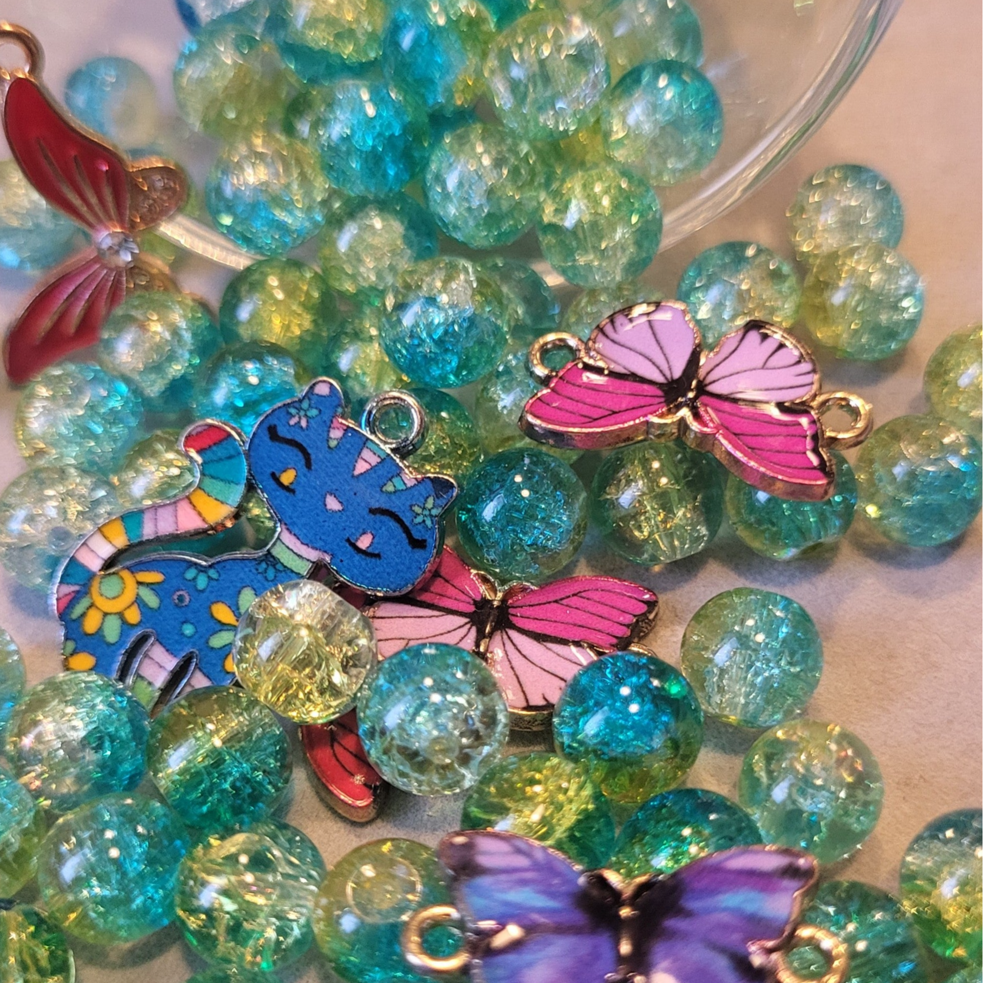 Glasperlen mit Charms #GrünGlitzer