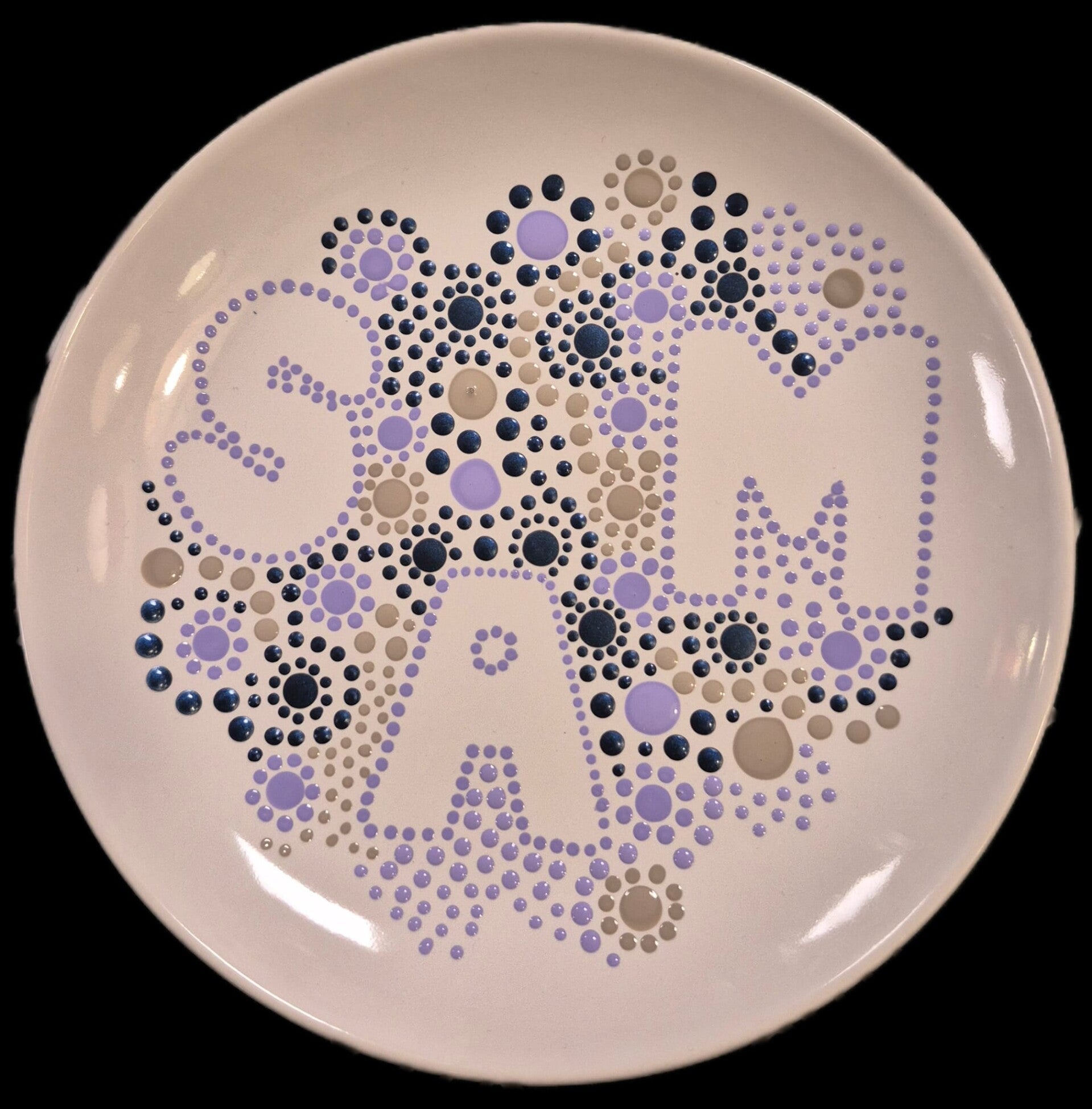 stippen op servies met porseleinverf