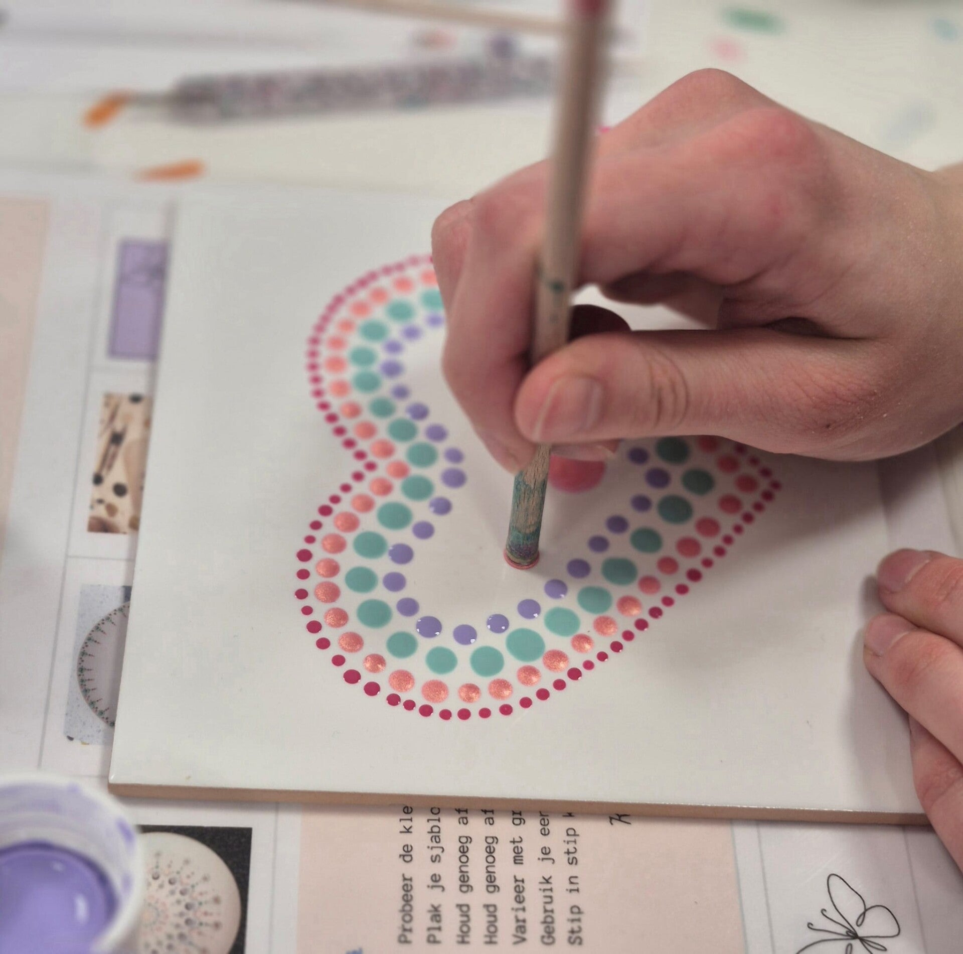 vriendinnen workshop stippen op porselein