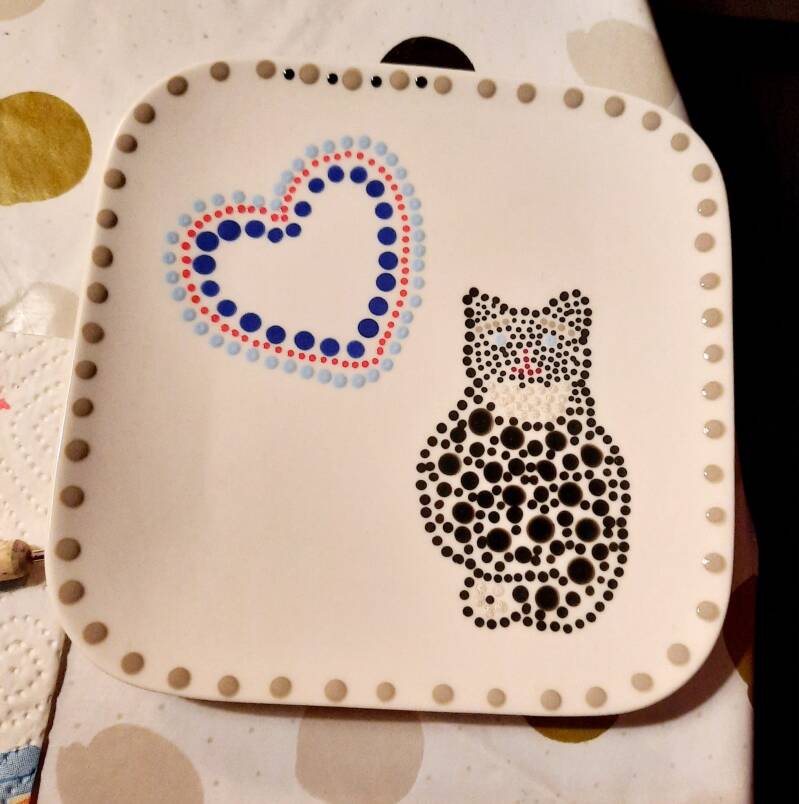 kinderfeestje poezen gestipt op porseleinen bordje