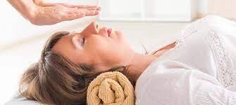 Vrouw ligt ontspannen tijdens energetische behandeling bij therapeut in Delden