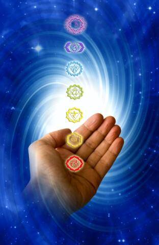 Open hand met chakra-symbolen erboven afgebeeld