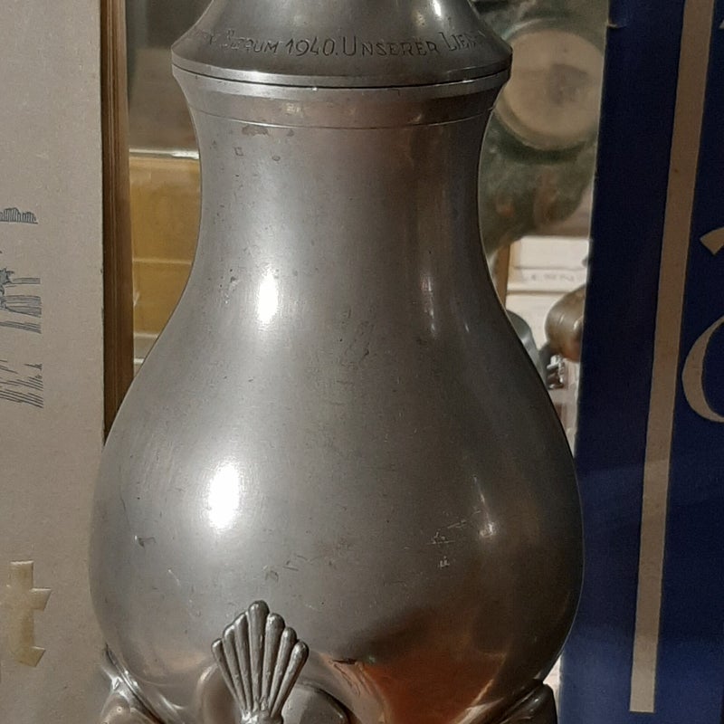 Kraantjespot Bierum 1940. Cadeau gedaan door Duitse militairen aan een inwoonster van dat dorp.