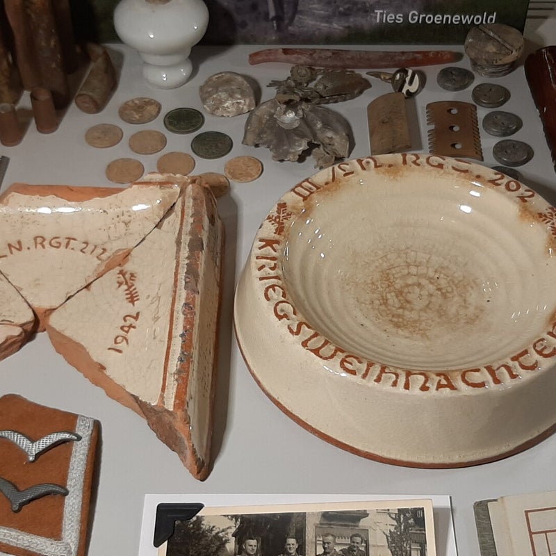 Links: asbak, bunkervondst Denemarken, rechts asbak van een eenheid die de radarstelling Gazelle in Veendam bemande