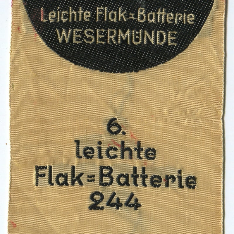 Boekenlegger van de 6. Leichte Flak Batterie 244 Wesermünde. Deze is afkomstig uit het nalatenschap van Hinrich Groenewold uit Borkum. Hij is enige tijd commandant geweest van de Leichte Flak in Delfzijl.