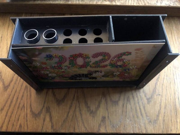 Stifthalter mit 2 Vasen und Kalender 2026