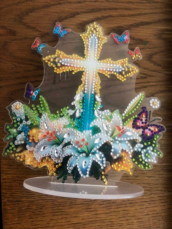 Dekoratives Standbild Kreuz Lilienkranz