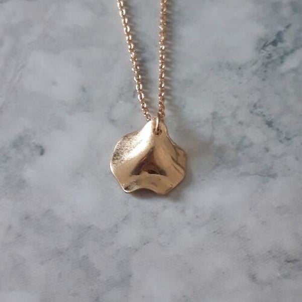 Halsketting gouden hangertje