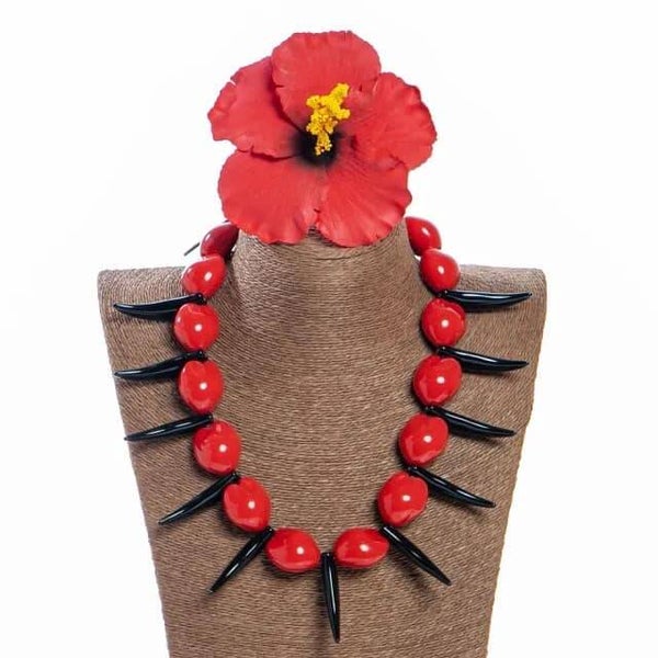 Petit collier en noir et rouge