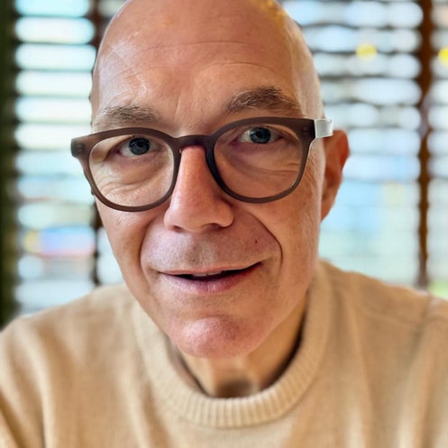 Renato Salvi ist seit 1988 freier Schauspieler, Regisseur, Autor und Theatermacher. In den Pausen zwischen zwei Produktionen gönnt er sich gerne einen grossen Milchkaffee. Auf dem Bild sieht man in während einer Pause.