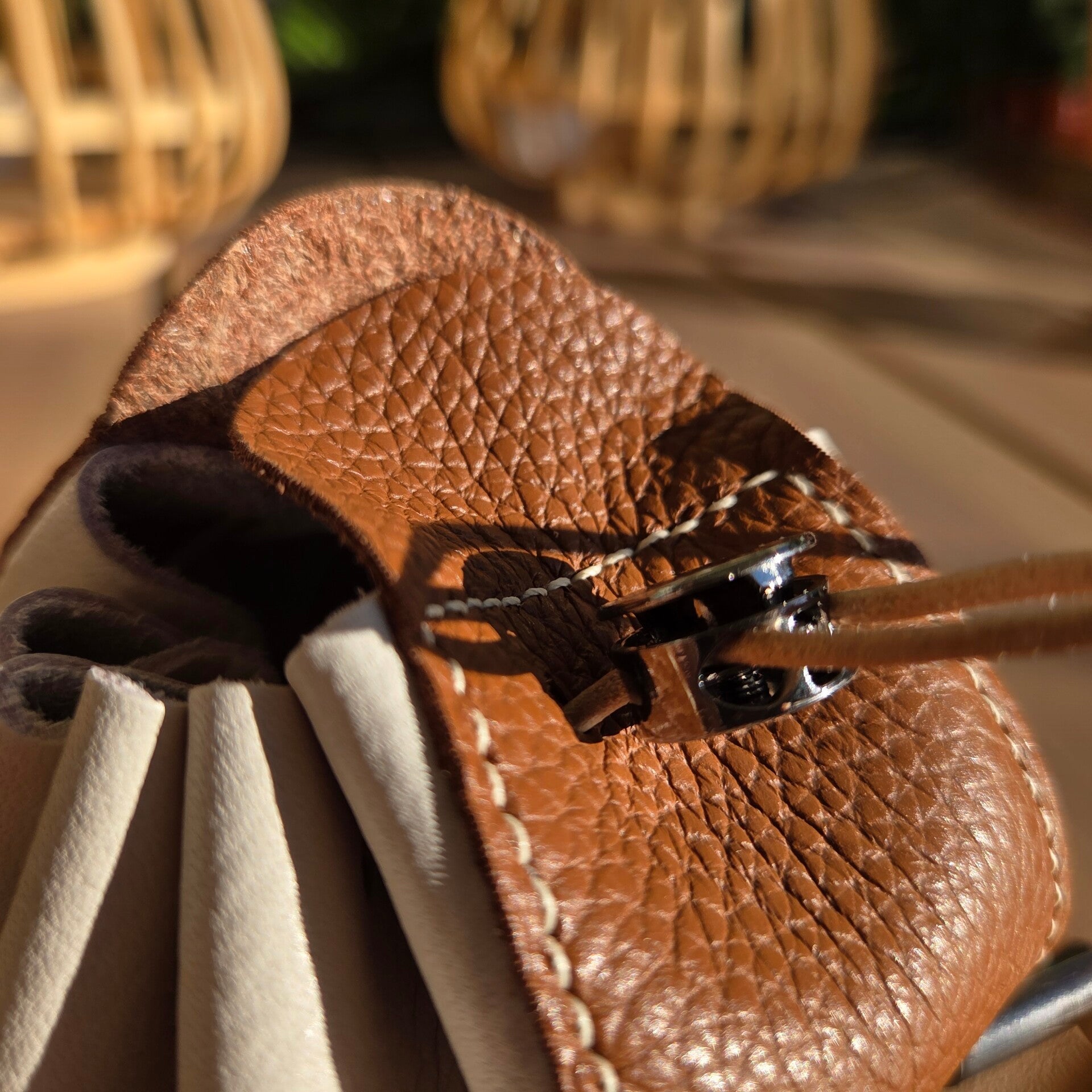 Bourse en cuir souple blanc cassé et marron