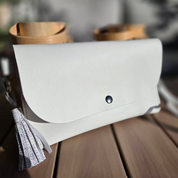 Pochette cuir avec dragonne blanc cassé