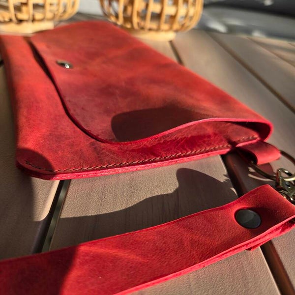 Pochette cuir avec dragonne rouge