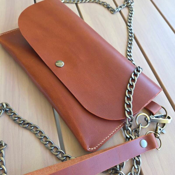 Pochette cuir avec dragonne cognac
