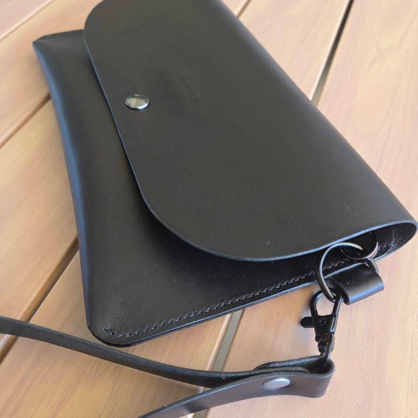 Pochette cuir avec dragonne noire