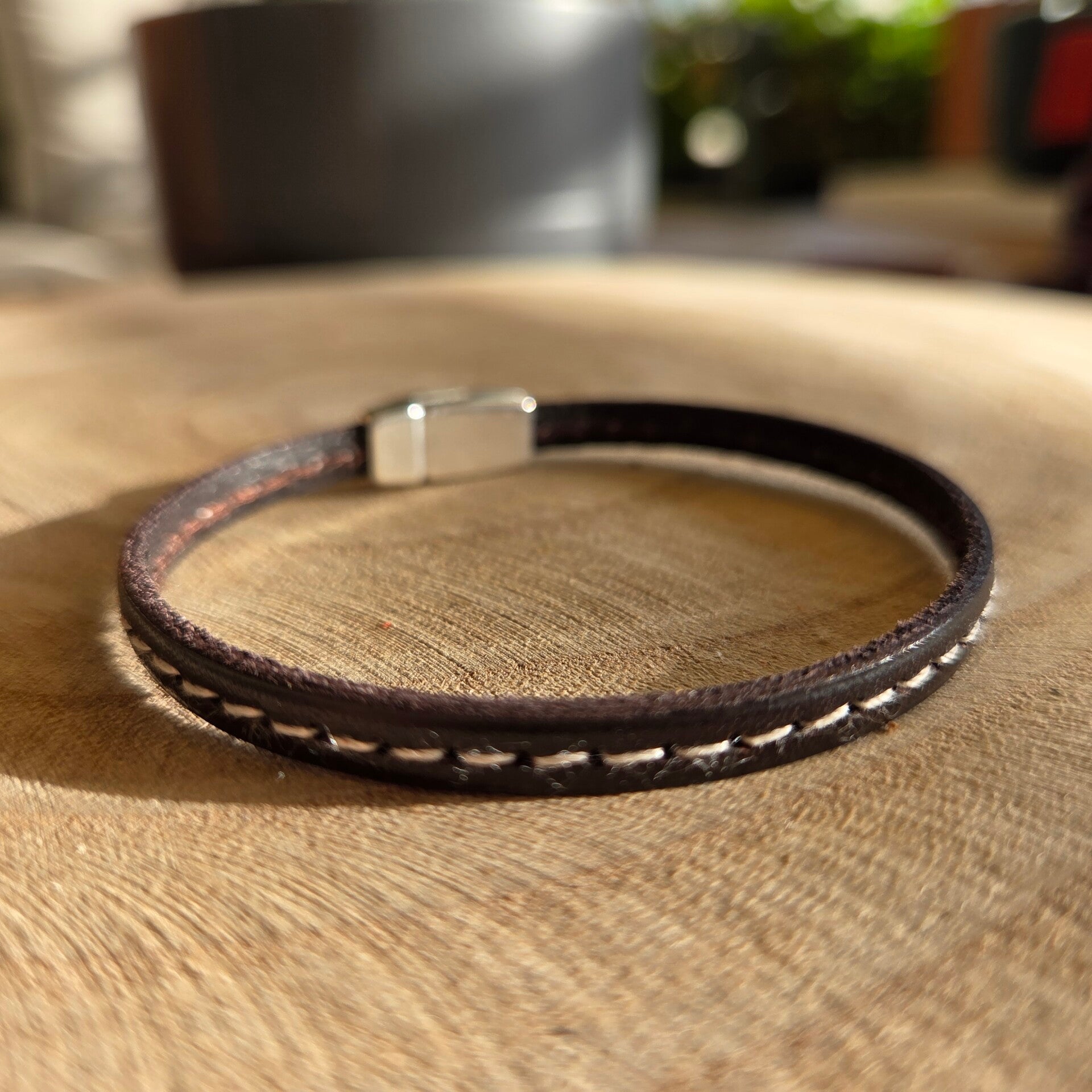 Bracelet cuir coutures contrastantes