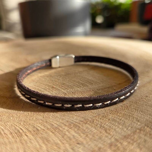 Bracelet cuir coutures contrastantes