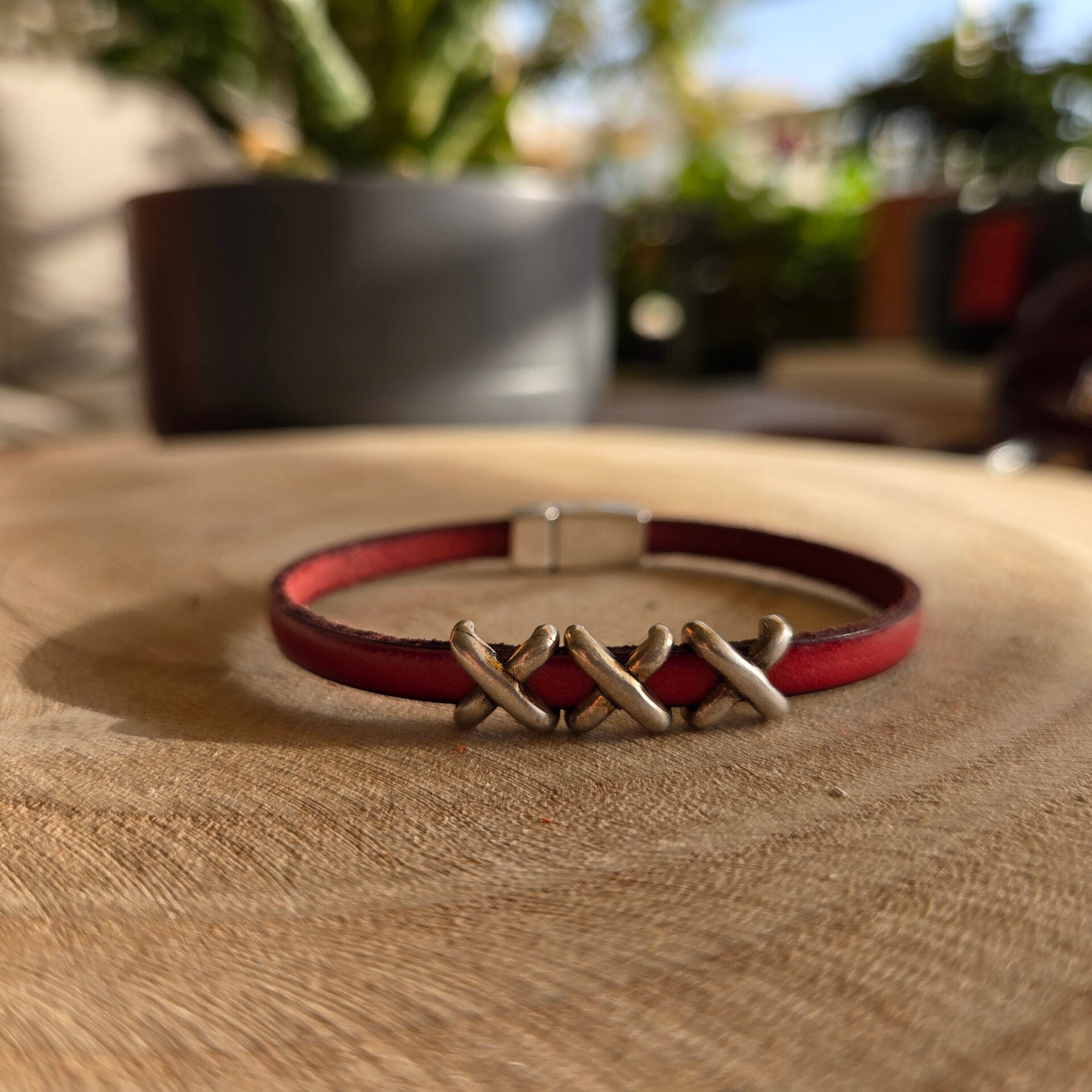 Bracelet cuir rouge coulissant croix