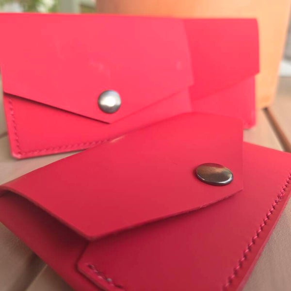 Porte-monnaie plié rouge gommé