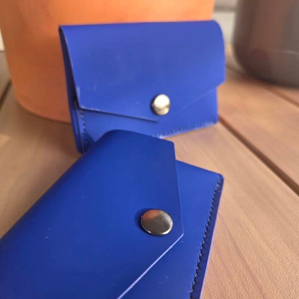 Porte-monnaie plié bleu gommé