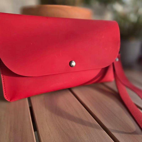 Pochette cuir gommé rouge