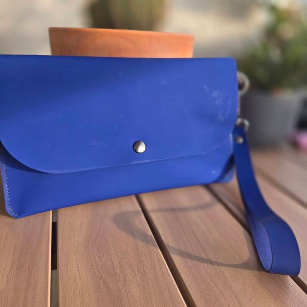 Pochette cuir gommé bleu