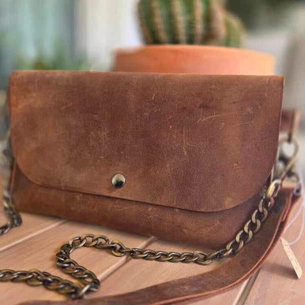 Pochette cuir avec dragonne marron