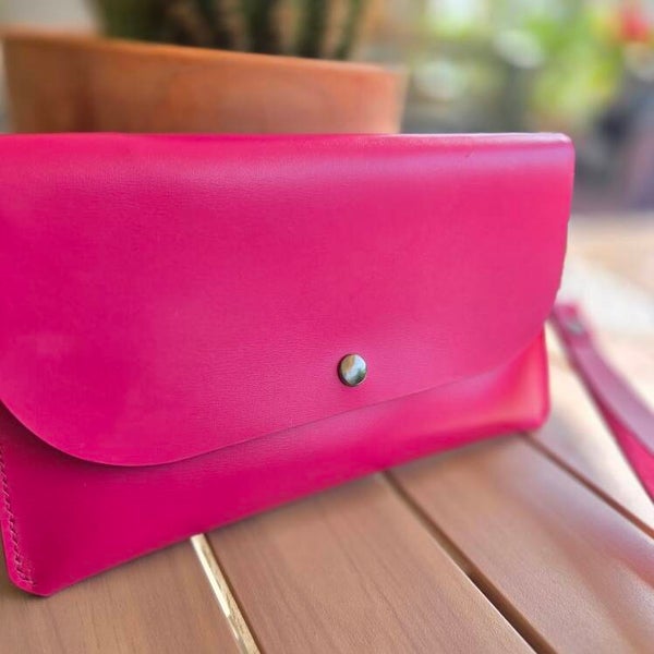 Pochette cuir avec dragonne rose