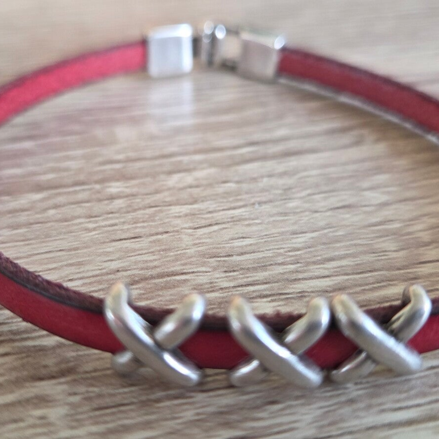 Bracelet cuir rouge coulissant croix