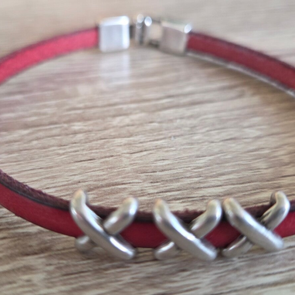 Bracelet cuir rouge coulissant croix