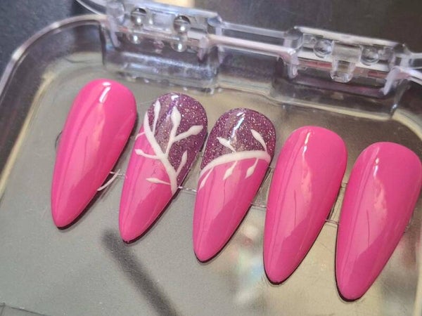 Branche sur tapis de paillette et de rose