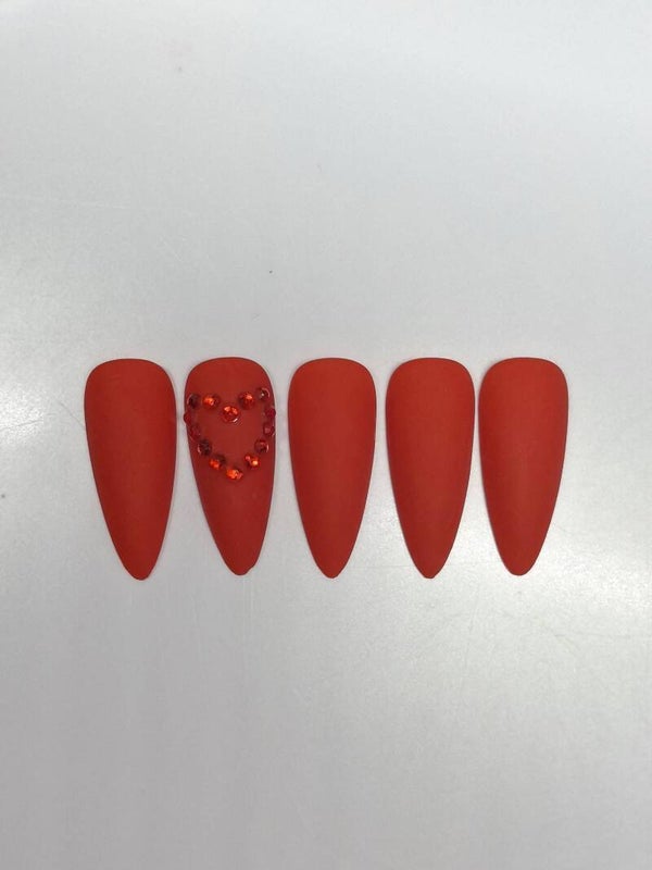 Rouge matte avec coeur en diamant