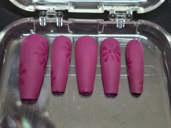 Fleur violette sur son lit matte