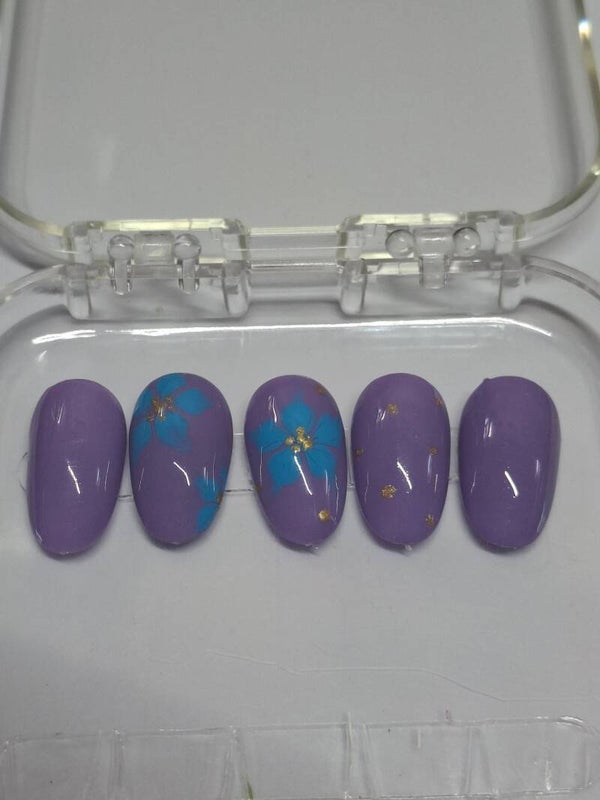 Fleur bleu sur lit violet