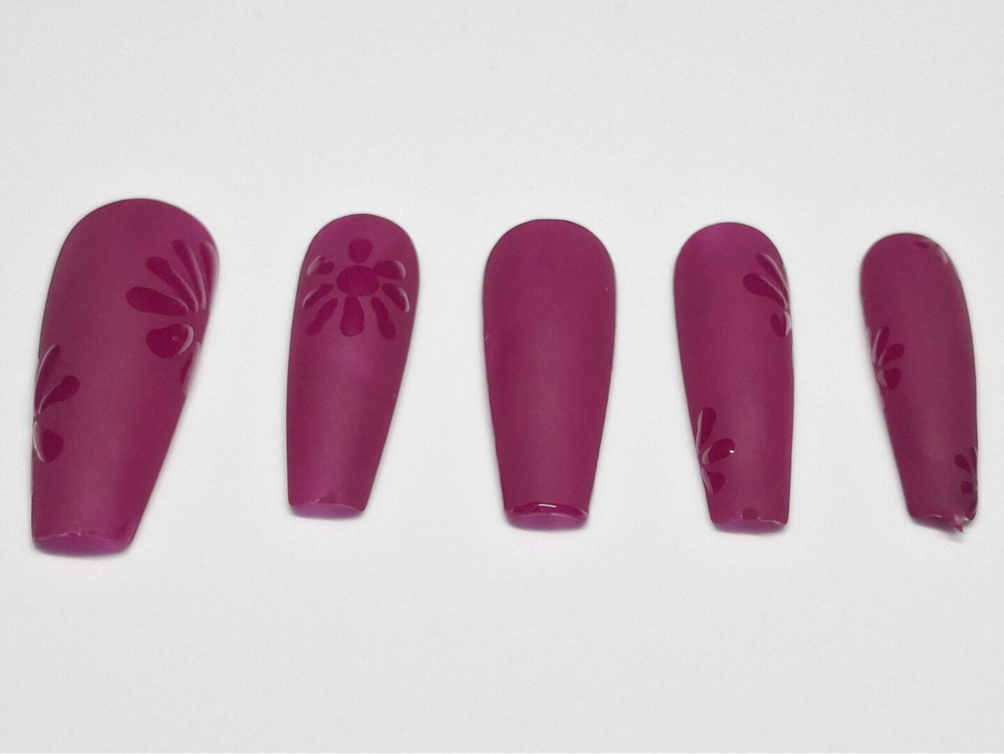 Press on nails Rose avec des fleurs