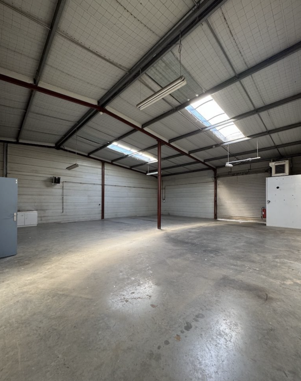 LOCAL D'ACTIVITÉ, 240 m², LE HAILLAN 33185. Réf : LP303