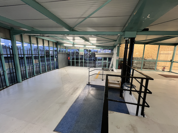 LOCAL COMMERCIAL 350 M2 - REF: LP349 - 33260 LA TESTE DE BUCH