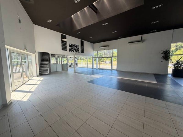 LA TESTE DE BUCH - LOCAL COMMERCIAL OU D'ACTIVITE 200 M2 avec 2000 M2 de foncier privatif. Réf LP487