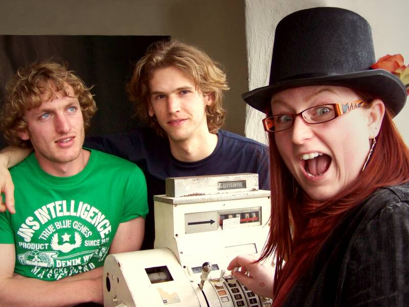 Keshri: drummer Niels van Rooij, bassplayer Lennart v/d Berg and singer-songwriter Elly Kellner