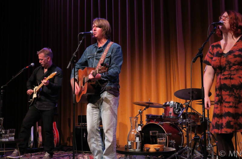 BJ Baartmans, Shannon Lyon and Elly Kellner sharing the stage in 2015. Photo by Monique Nuijten.