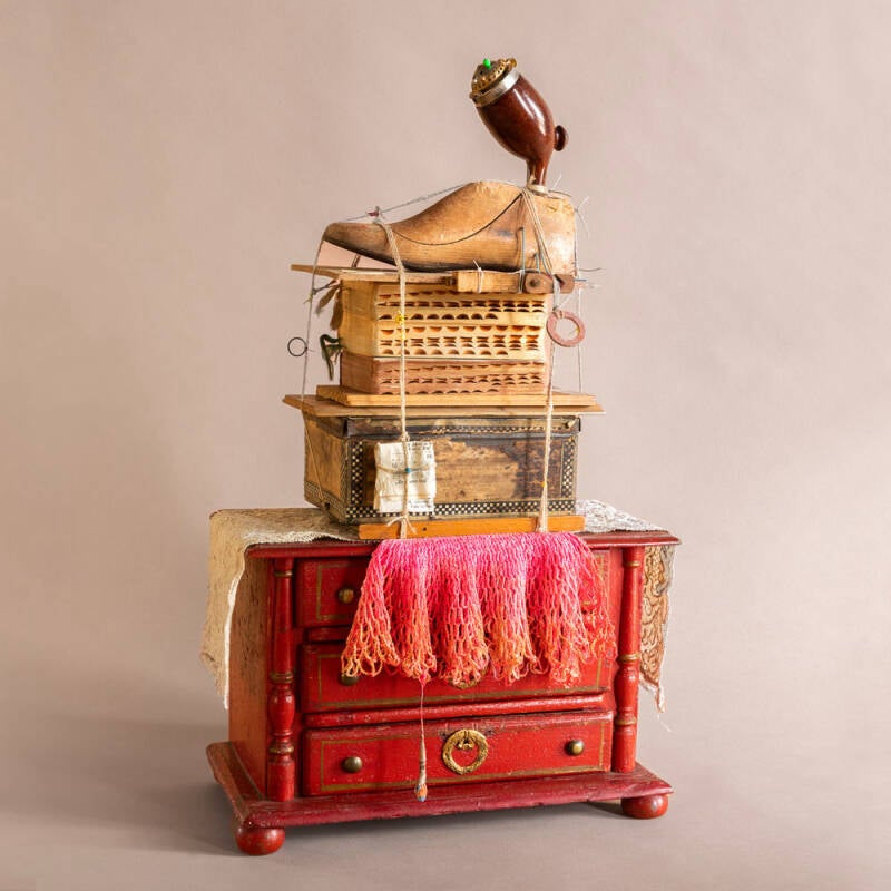 marijke-leertouwer-assemblage-met-rood-kastje-standard.jpg