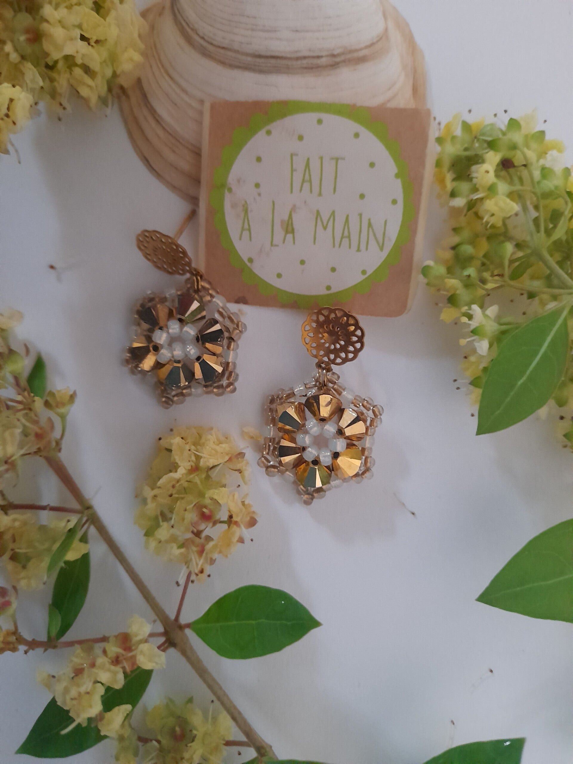 Boucle d'oreille fait main avec des swarovski doré et miyuki