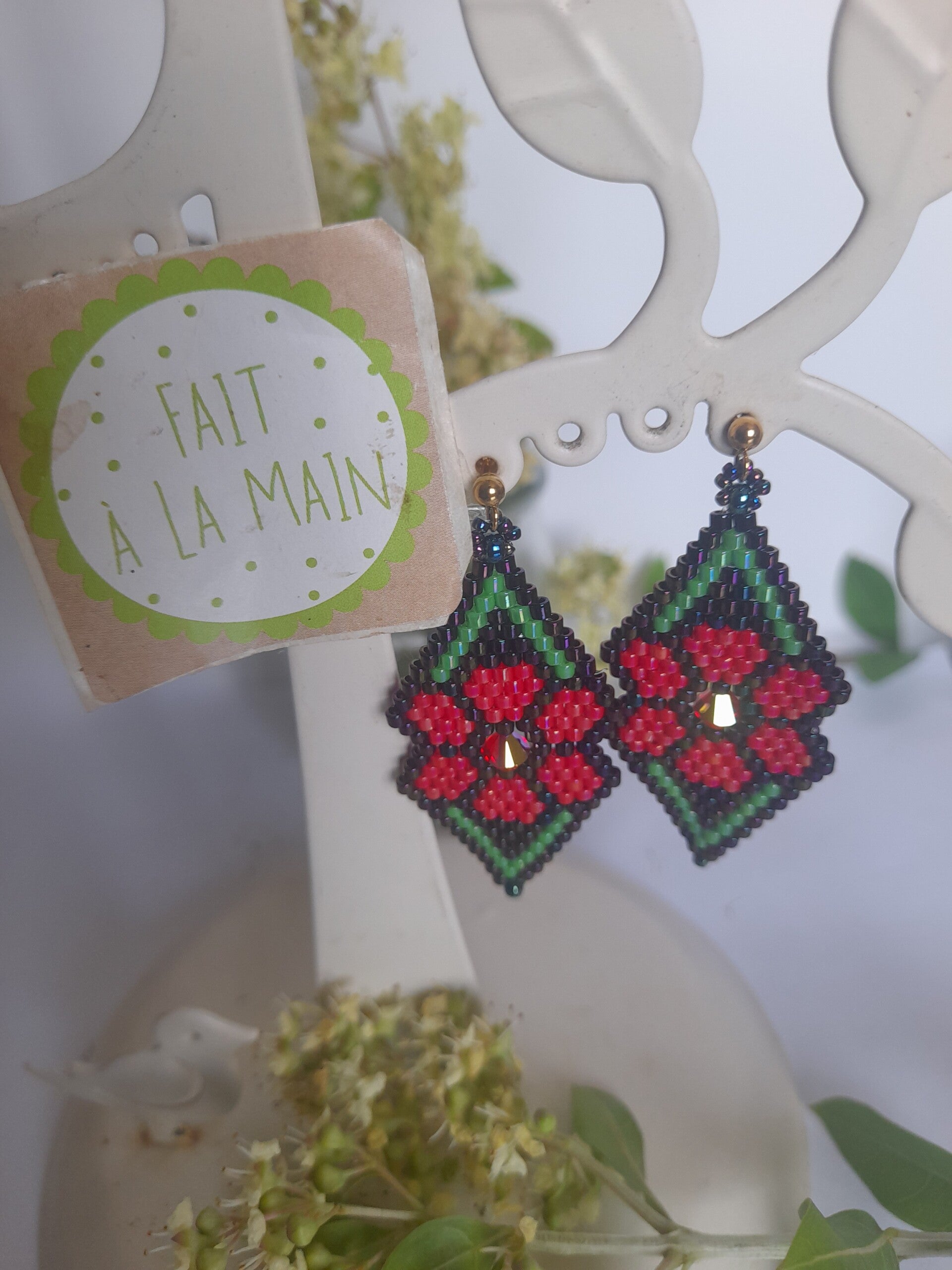 Boucle d'oreille motif fleur rouge