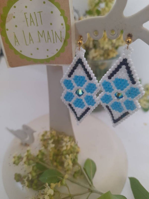 Boucle d oreille motif fleur bleu