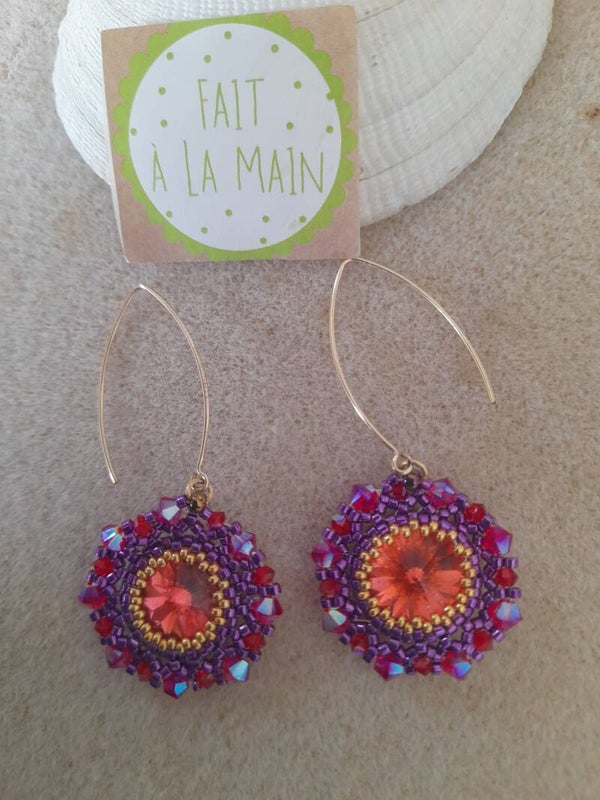 Boucle d'oreille avec un cristal swarovski rose 14 mm serti à la main avec des miyuki et swarovski