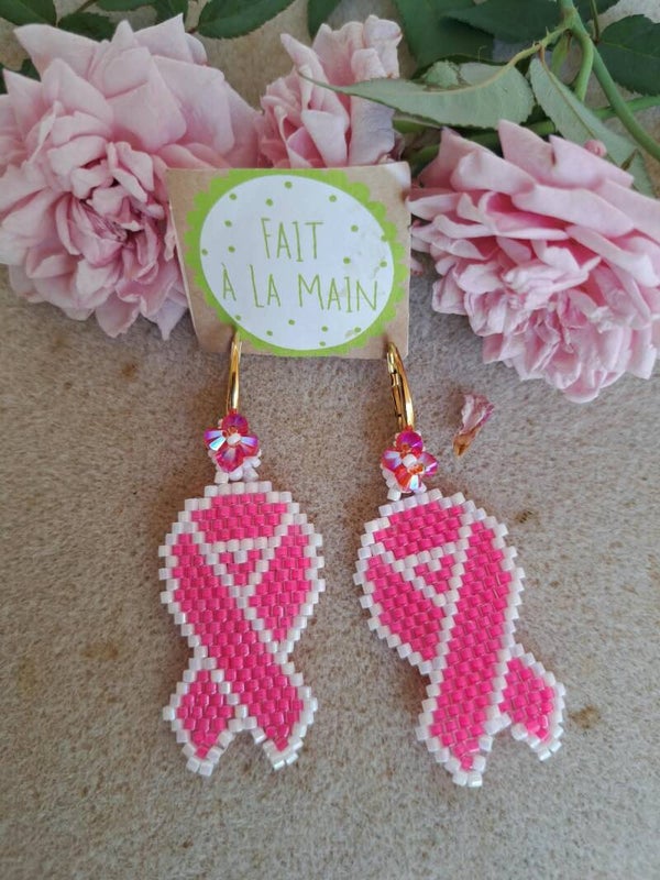 Boucle d'oreille ruban octobre rose fait main avec des perles miyuki et swarovski