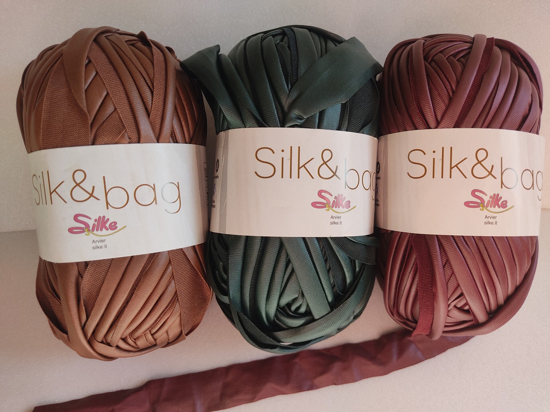 Silke Arvier Bertagna, filato SILK & BAG - gomitolo FETTUCCIA ecopelle per borse